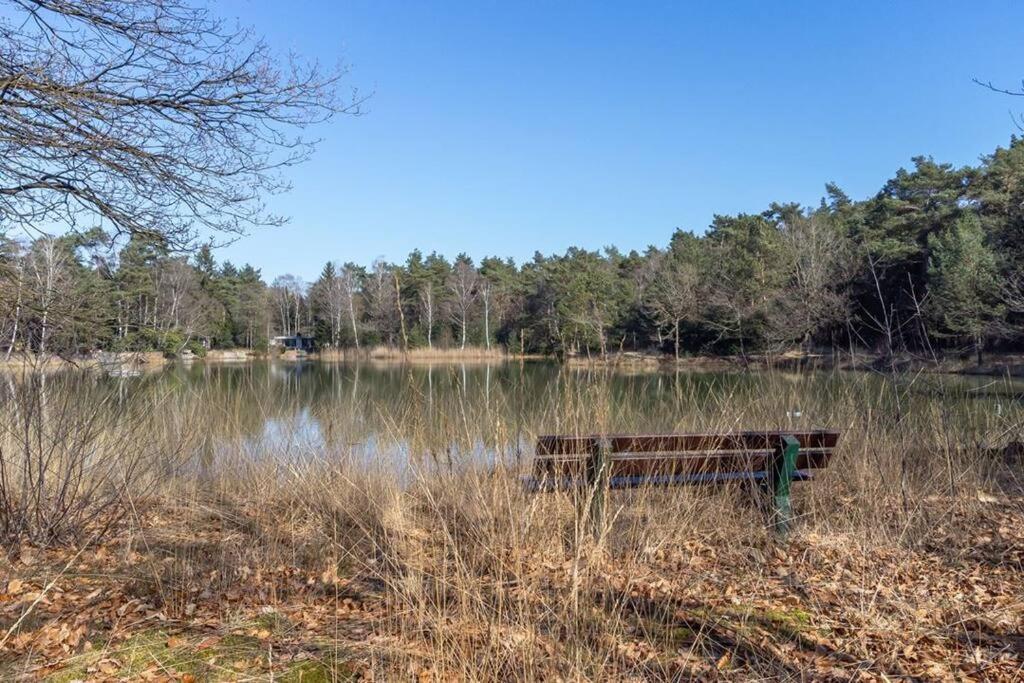 Kindvriendelijke Bungalow In Het Bos Bij Zwemmeer. Vilsteren Exterior foto